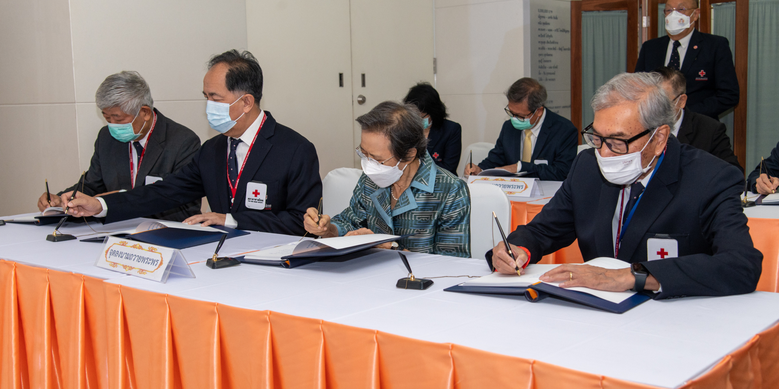 คณะผู้บริหารสภากาชาดไทย ร่วมลงนามถวายพระพร สมเด็จพระเจ้าลูกเธอ เจ้าฟ้าพัชรกิติยาภา ฯ