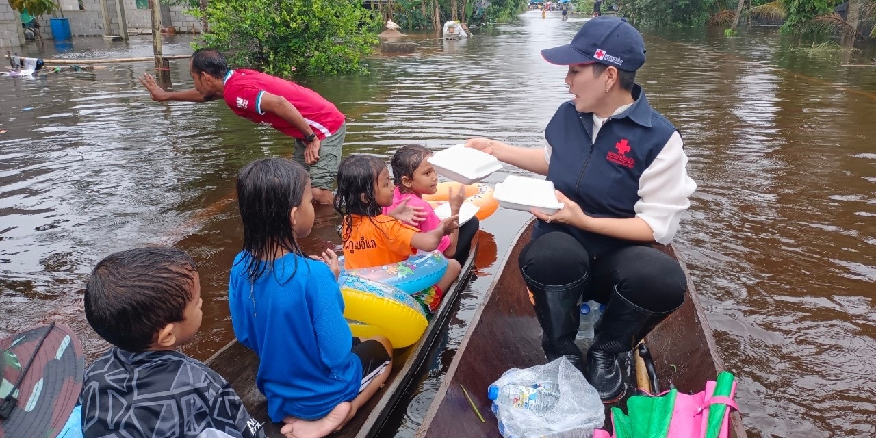สภากาชาดไทยช่วยผู้ประสบภัยน้ำท่วมจังหวัดนราธิวาส สภากาชาดไทยช่วยผู้ประสบภัยน้ำท่วมจังหวัดนราธิวาส