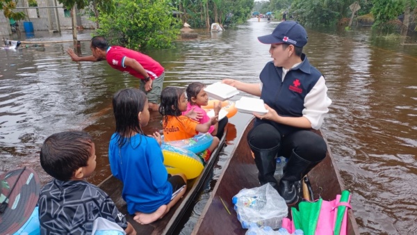 สภากาชาดไทยช่วยผู้ประสบภัยน้ำท่วมจังหวัดนราธิวาส