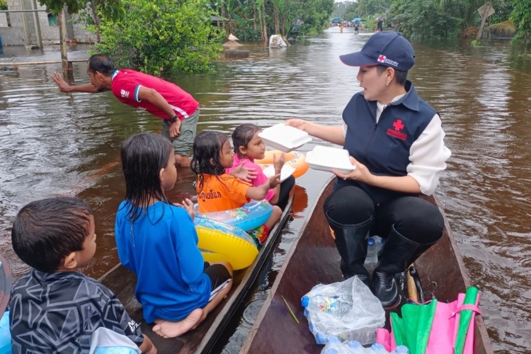 สภากาชาดไทยช่วยผู้ประสบภัยน้ำท่วมจังหวัดนราธิวาส