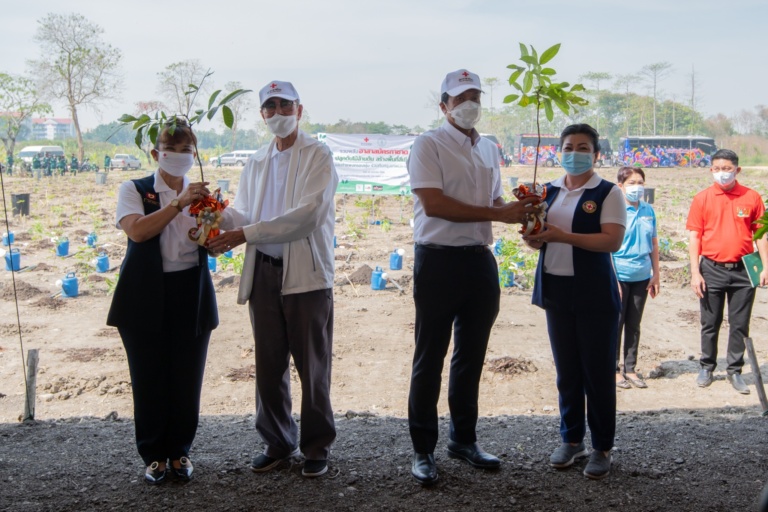 สภากาชาดไทย ร่วมกับ กทม. “ปลูกต้นไม้ล้านต้น สร้างพื้นที่สีเขียวและกำแพงกรองฝุ่นทั่วกรุง”