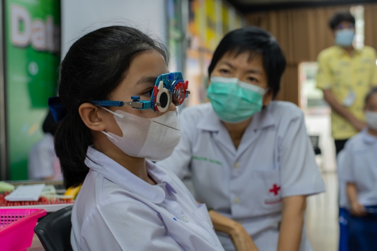 สภากาชาดไทยตรวจและตัดแว่นสายตา เพื่อเด็กนักเรียนในชนบทที่จังหวัดอ่างทอง