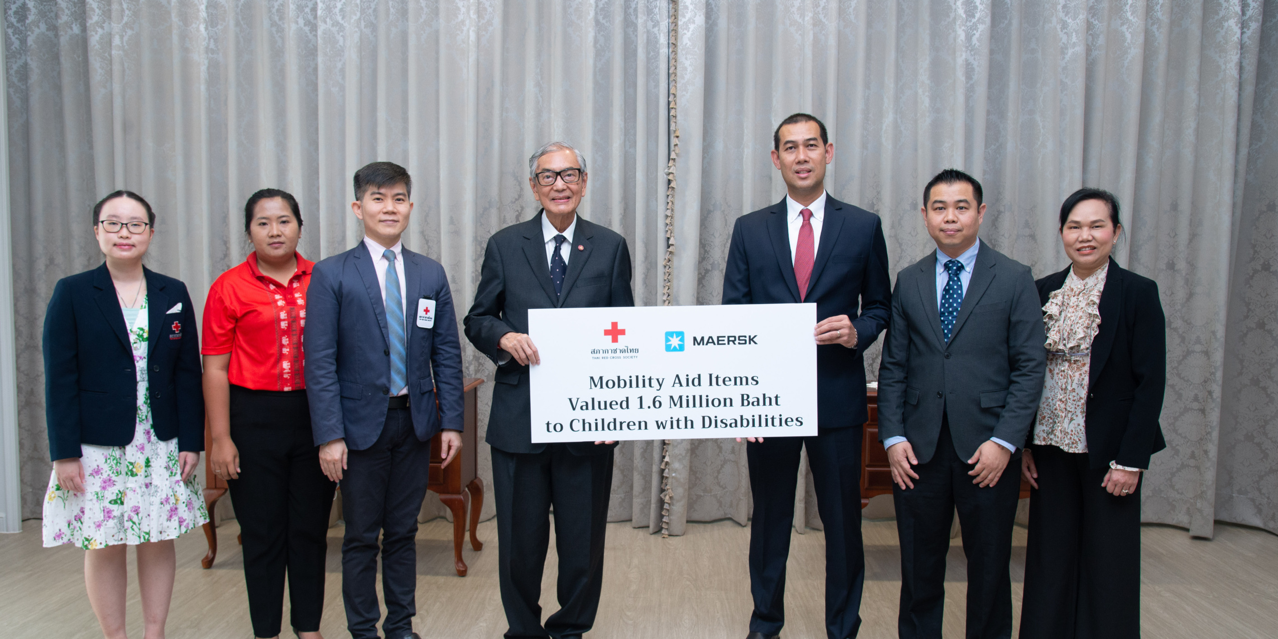 การส่งมอบอุปกรณ์ช่วยการเคลื่อนไหวจากต่างประเทศให้กับเด็กพิการในไทย
