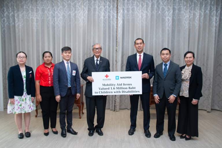การส่งมอบอุปกรณ์ช่วยการเคลื่อนไหวจากต่างประเทศให้กับเด็กพิการในไทย