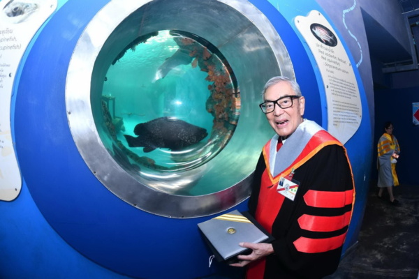 นายเตช บุนนาค เลขาธิการสภากาชาดไทย ได้รับปริญญาปรัชญาดุษฎีบัณฑิตกิตติมศักดิ์ สาขาวิชารัฐศาสตร์ จากมหาวิทยาลัยบูรพา