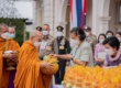 สมเด็จพระเทพฯกำลังใส่บาตร