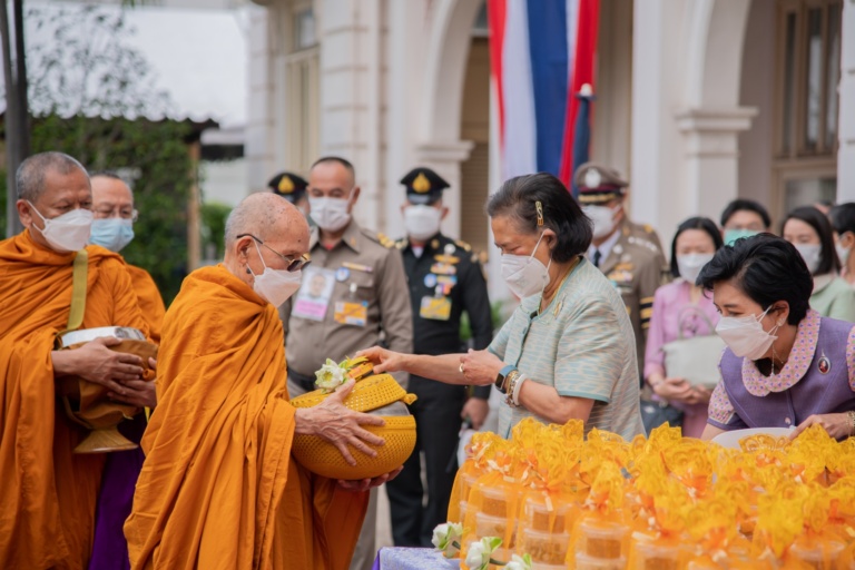 สมเด็จพระเทพฯกำลังใส่บาตร