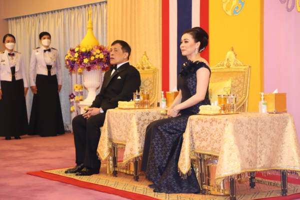 พระบาทสมเด็จพระเจ้าอยู่หัวและสมเด็จพระนางเจ้าฯ พระบรมราชินี เสด็จฯ ไปทอดพระเนตร การแสดงกาชาดคอนเสิร์ต ครั้งที่ 49