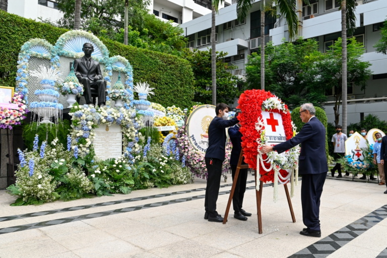 ผู้บริหารสภากาชาดไทยวางพวงมาลาถวายสักการะ เนื่องในวันอานันทมหิดล