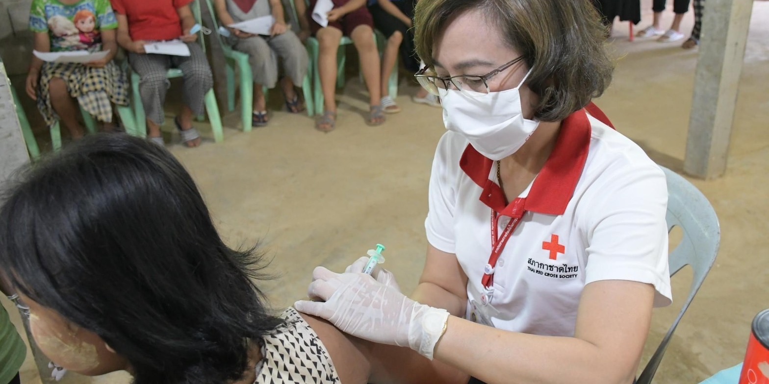 S__20635760 รูปภาพเจ้าหน้าที่กำลังฉีดวัคซีน