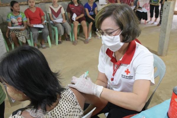 S__20635760 รูปภาพเจ้าหน้าที่กำลังฉีดวัคซีน