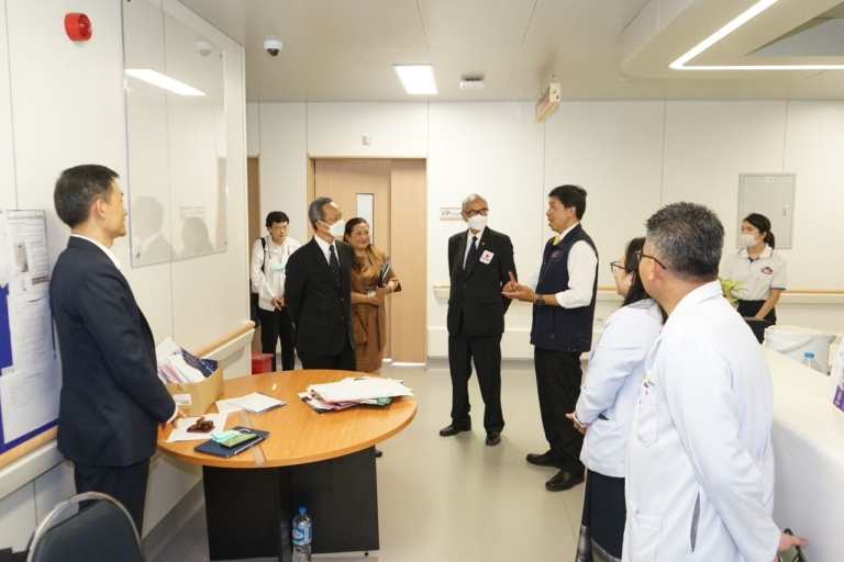 บุคคลกำลังคุยกันหน้าห้องประชุม