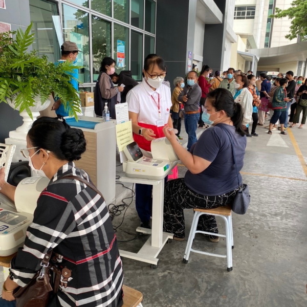 รูปภาพผู้หญิงกำลังวัดความดัน