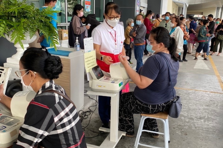 รูปภาพผู้หญิงกำลังวัดความดัน