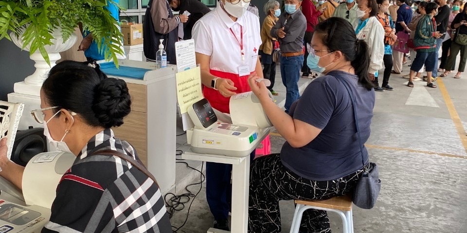 S__5865909 รูปภาพผู้หญิงกำลังวัดความดัน