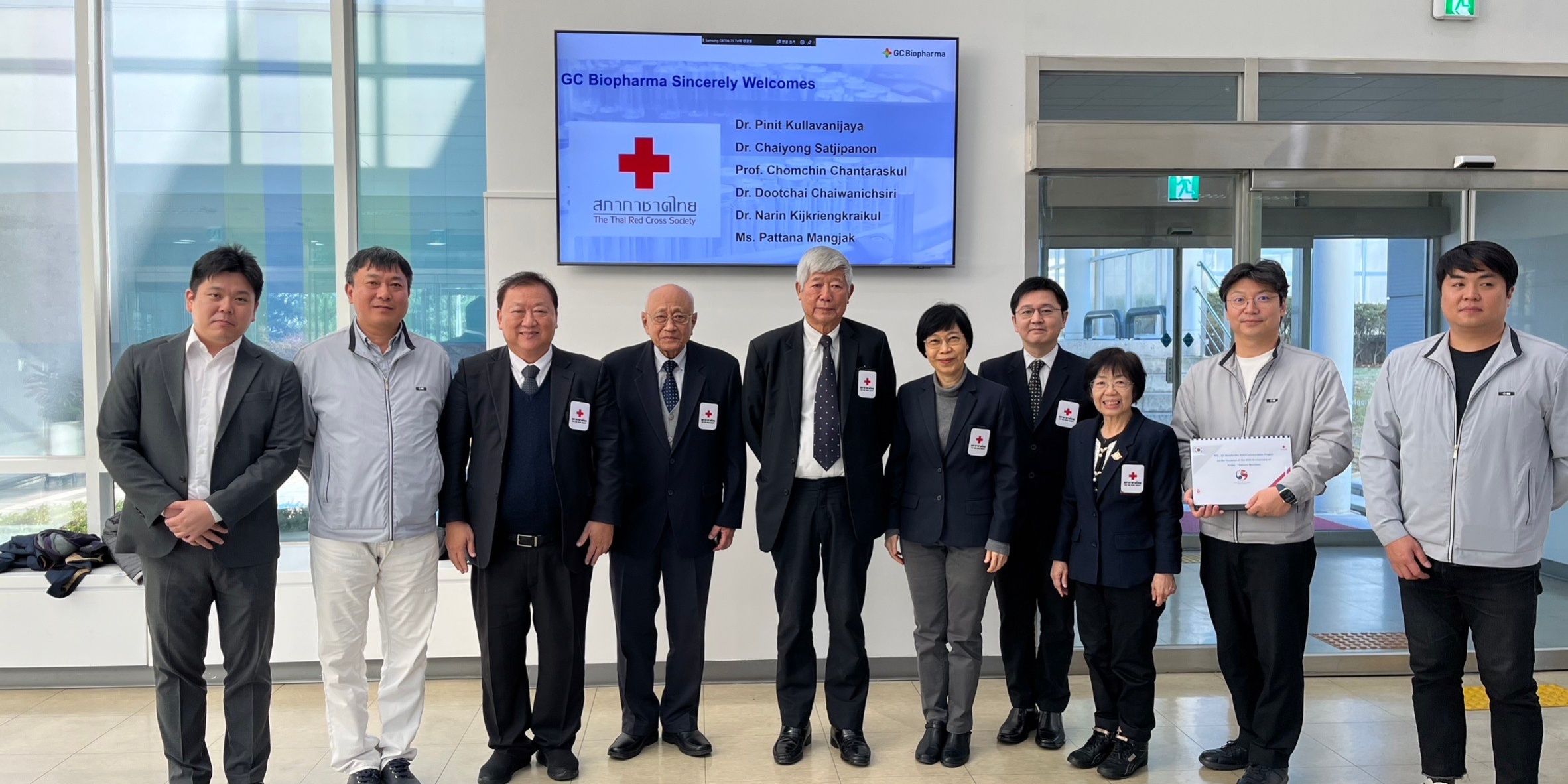 ภาพถ่ายรวม คณะผู้แทนสภากาชาดไทยร่วมศึกษาดูงานที่สภากาชาดเกาหลี และบริษัท GC Biopharma