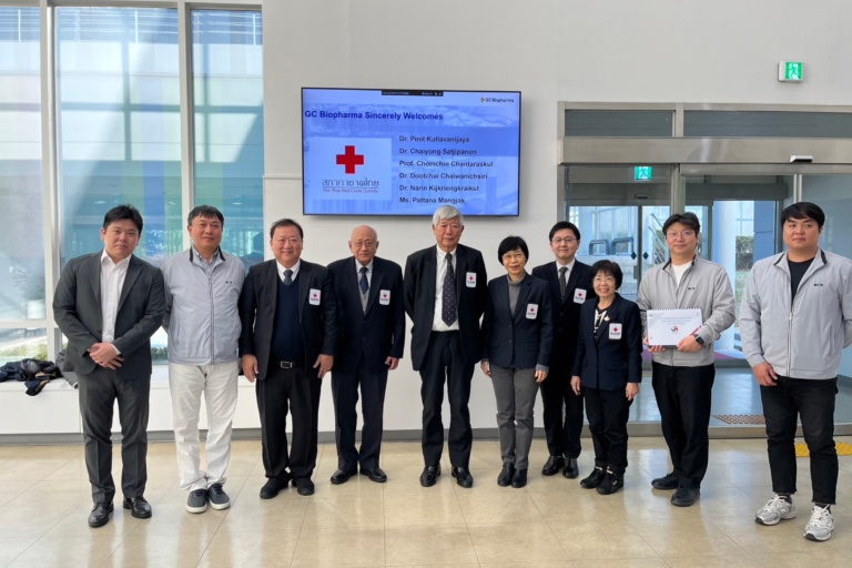 ภาพถ่ายรวม คณะผู้แทนสภากาชาดไทยร่วมศึกษาดูงานที่สภากาชาดเกาหลี และบริษัท GC Biopharma