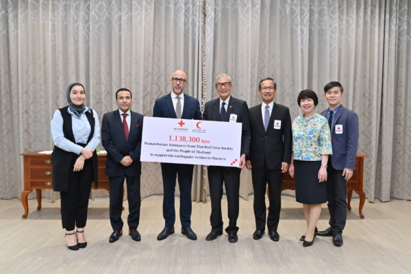 ภาพถ่ายรวมบุคคลการมอบเงินบริจาคกว่า 1 ล้านบาท เพื่อช่วยเหลือผู้ประสบภัยแผ่นดินไหวในโมร็อกโก