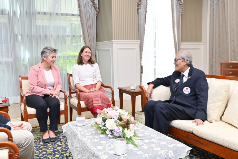 ภาพผู้ชายใส่สูทรกำลังนั่งพูดคุยกับผู้หญิง 2 คน