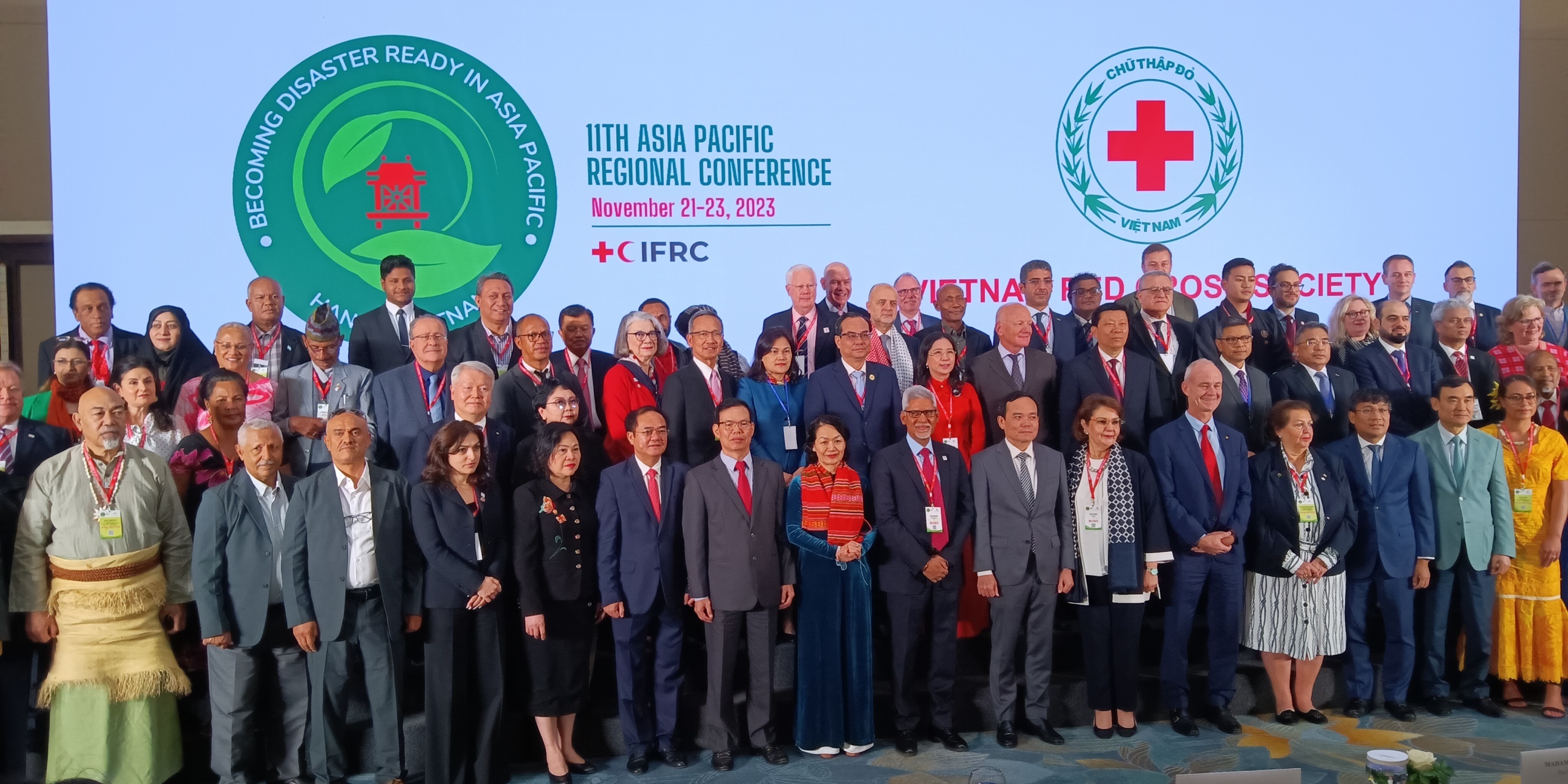 บุคคลถ่ายภาพรวมการประชุมสภากาชาดและสภาเสี้ยววงเดือนแดงภูมิภาคเอเชียแปซิฟิก ครั้งที่ 11 ที่เวียดนาม