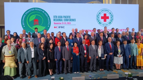 บุคคลถ่ายภาพรวมการประชุมสภากาชาดและสภาเสี้ยววงเดือนแดงภูมิภาคเอเชียแปซิฟิก ครั้งที่ 11 ที่เวียดนาม