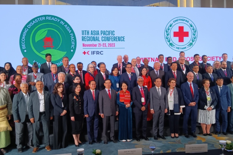 บุคคลถ่ายภาพรวมการประชุมสภากาชาดและสภาเสี้ยววงเดือนแดงภูมิภาคเอเชียแปซิฟิก ครั้งที่ 11 ที่เวียดนาม