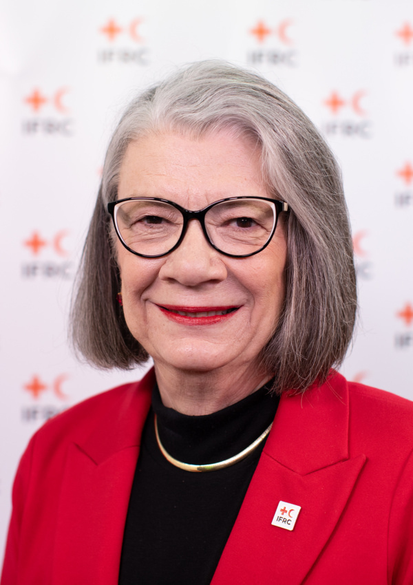 Kate Frobes ภาพผู้หญิงใส่แวนกับชุดสูทรสีแดง