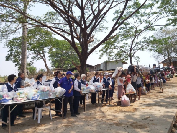 S__86917211_0 ชาวเมียนม่ากำลังเข้าแถวรับของช่วยเหลือ