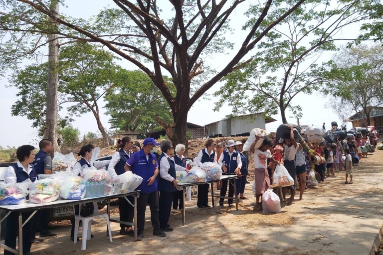 ชาวเมียนม่ากำลังเข้าแถวรับของช่วยเหลือ