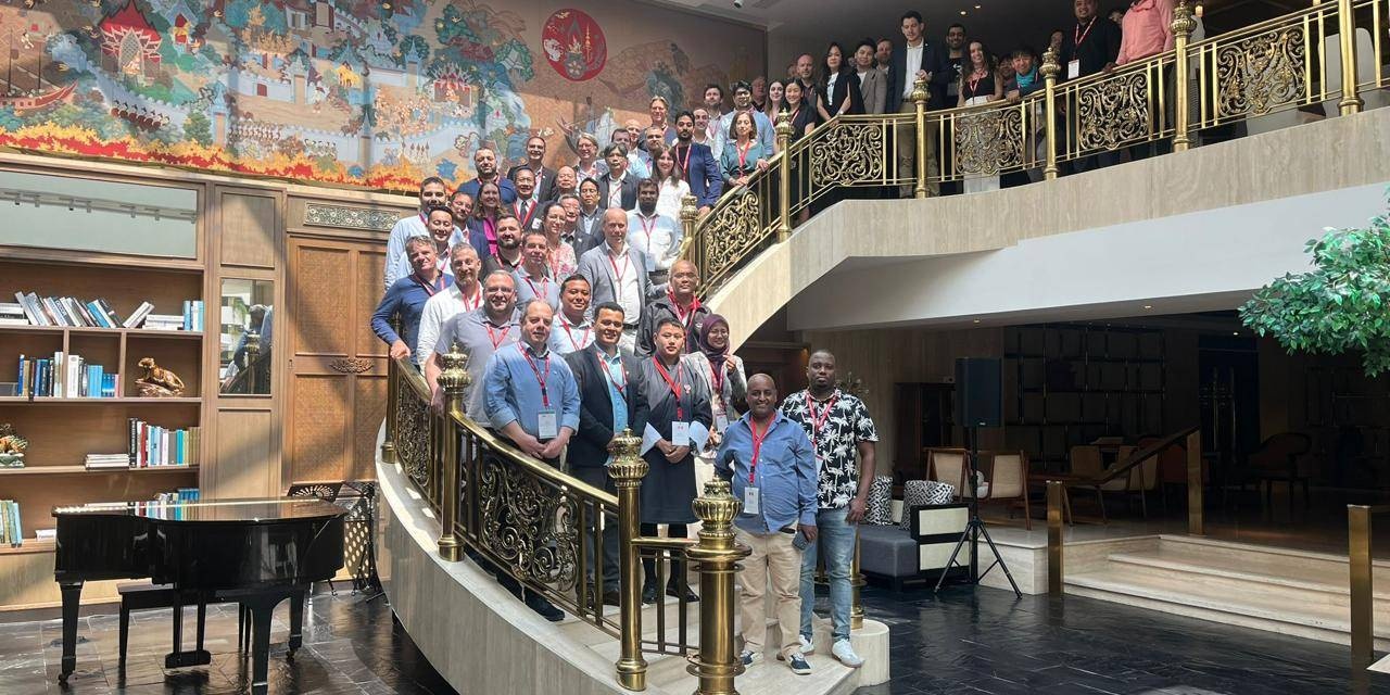 present-Connect (2) ถ่ายภาพรวมในอาคารบนขั้นบันได