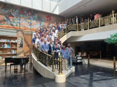 ถ่ายภาพรวมในอาคารบนขั้นบันได