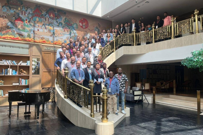 ถ่ายภาพรวมในอาคารบนขั้นบันได