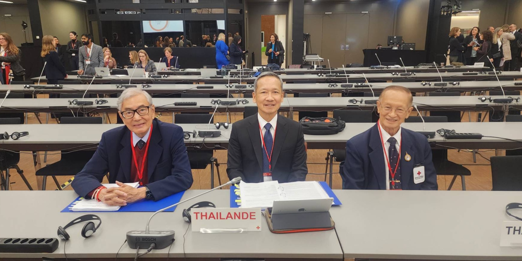 รูปประกอบข่าวสภากาชาดไทยร่วมประชุมเตรียมการฯ (1) ผู้ชายใส่สูท 3 คนภายในห้องประชุม