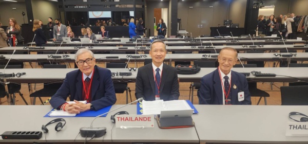 ผู้ชายใส่สูท 3 คนภายในห้องประชุม