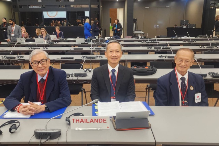 ผู้ชายใส่สูท 3 คนภายในห้องประชุม