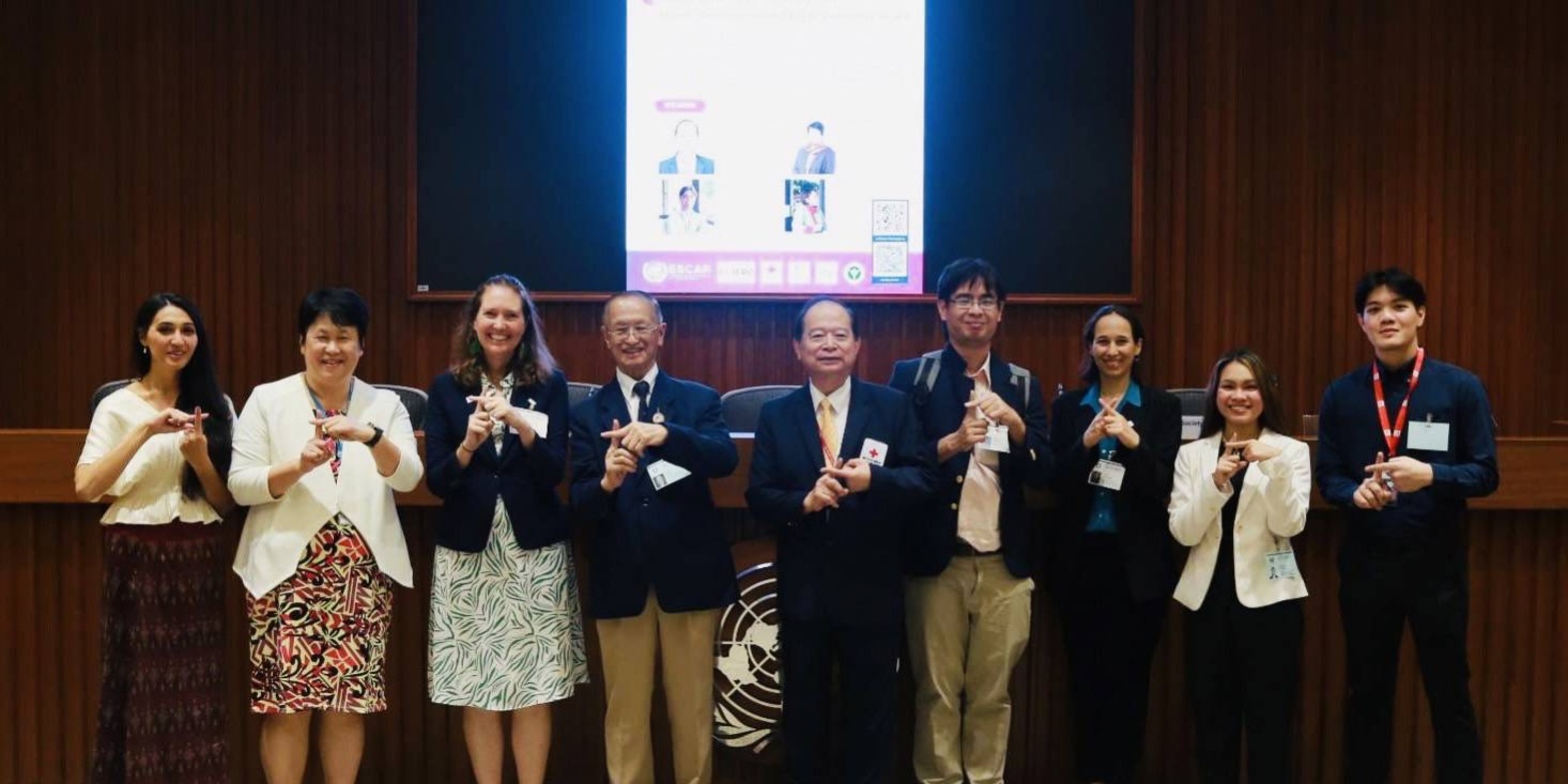 รูปประกอบข่าวสภากาชาดไทยร่วมแบ่งปันประสบการณ์การใช้เทคโนโลยีในงานมนุษยธรรม บุคคลถ่ายภาพรวมหน้าเวที