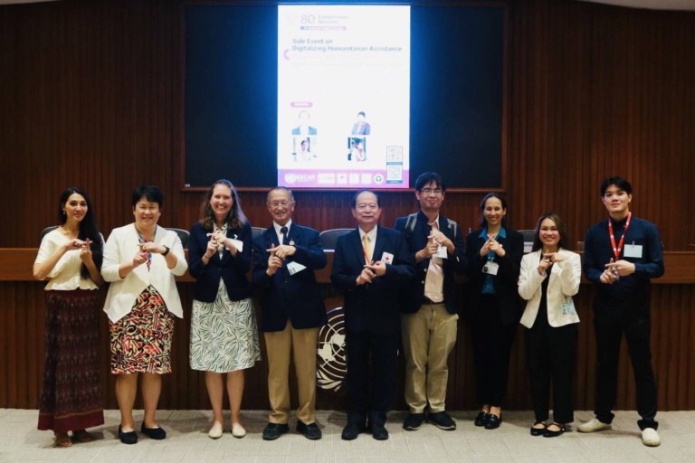 บุคคลถ่ายภาพรวมหน้าเวที