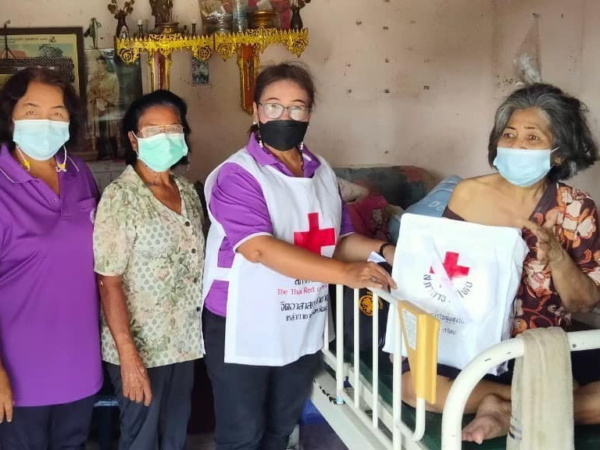 002 ผู้หญิงมอบถุงยังชีพให้ผู้สูงอายุ