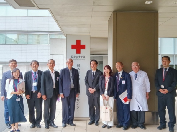 บุคคล 11 คนถ่ายภาพรวมใต้อาคาร