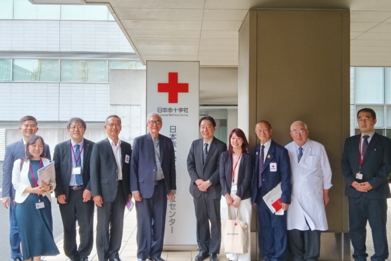 บุคคล 11 คนถ่ายภาพรวมใต้อาคาร