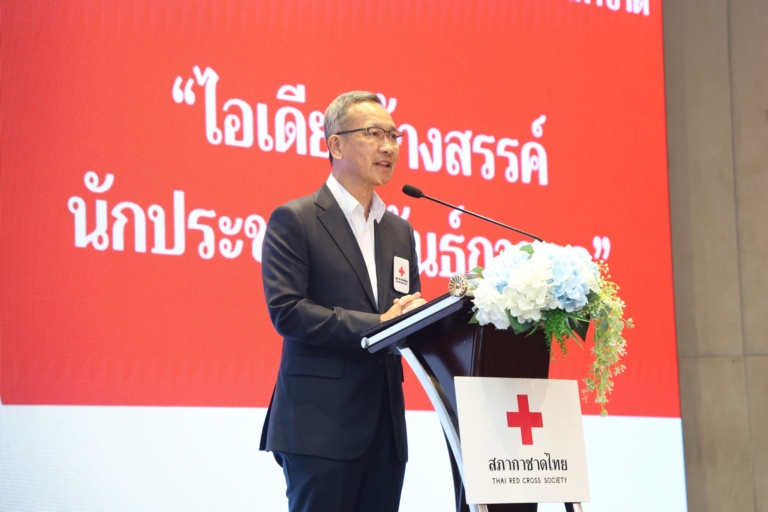 ผู้ชายกำลังพูดบนเวที