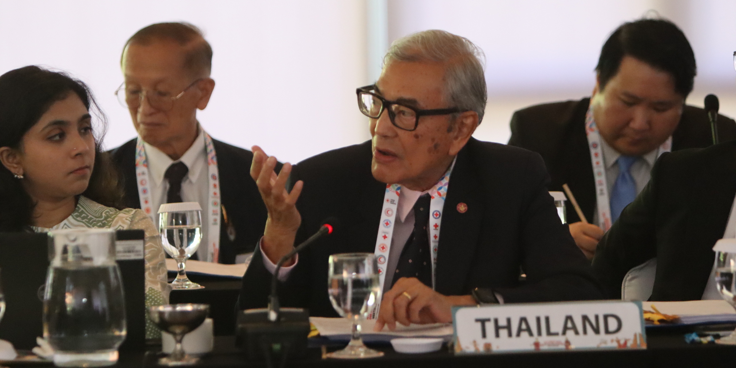 ภาพผู้ชายกำลังพูดในมัติการประชุม