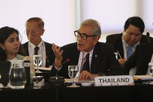 ภาพผู้ชายกำลังพูดในมัติการประชุม