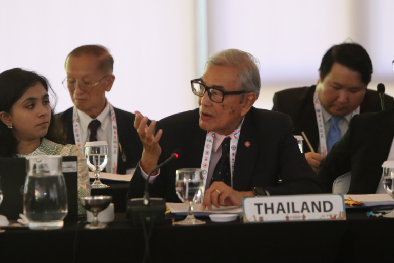 ภาพผู้ชายกำลังพูดในมัติการประชุม