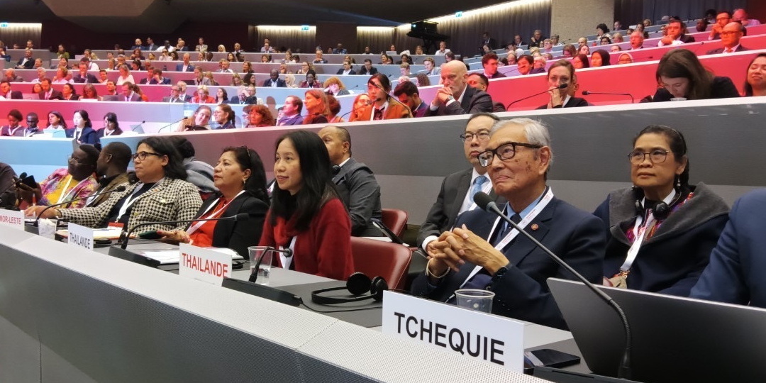 รูปประกอบข่าว 3 ผู้คนนั่งอยู่ในห้องประชุม