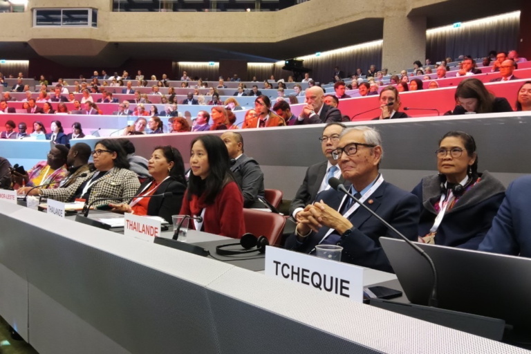 ผู้คนนั่งอยู่ในห้องประชุม