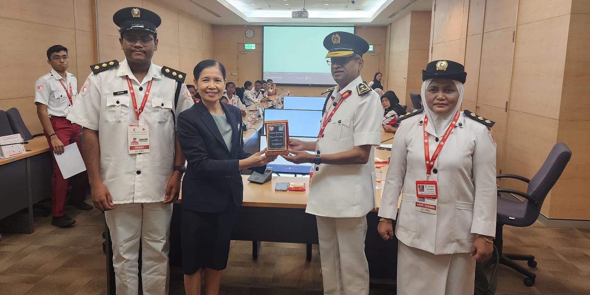 รูปภาพผู้หญิงกำลังมอบรางวัล