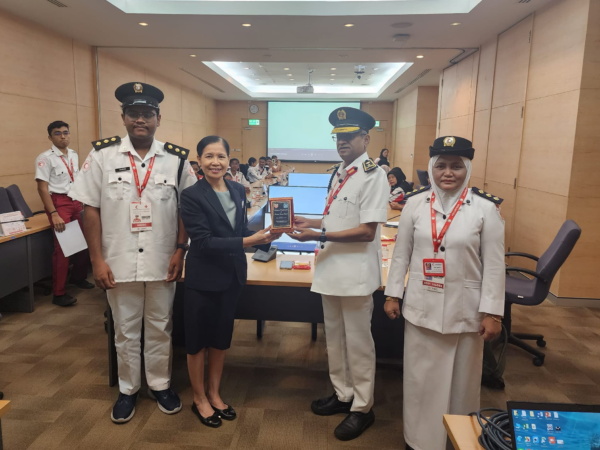 รูปภาพผู้หญิงกำลังมอบรางวัล