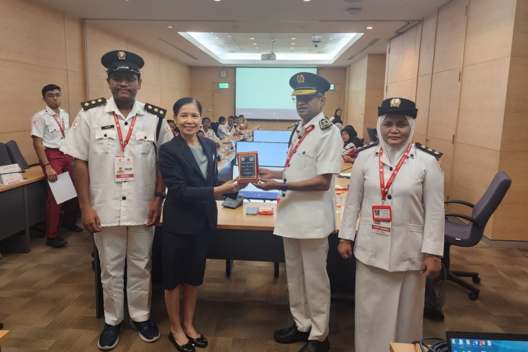 รูปภาพผู้หญิงกำลังมอบรางวัล