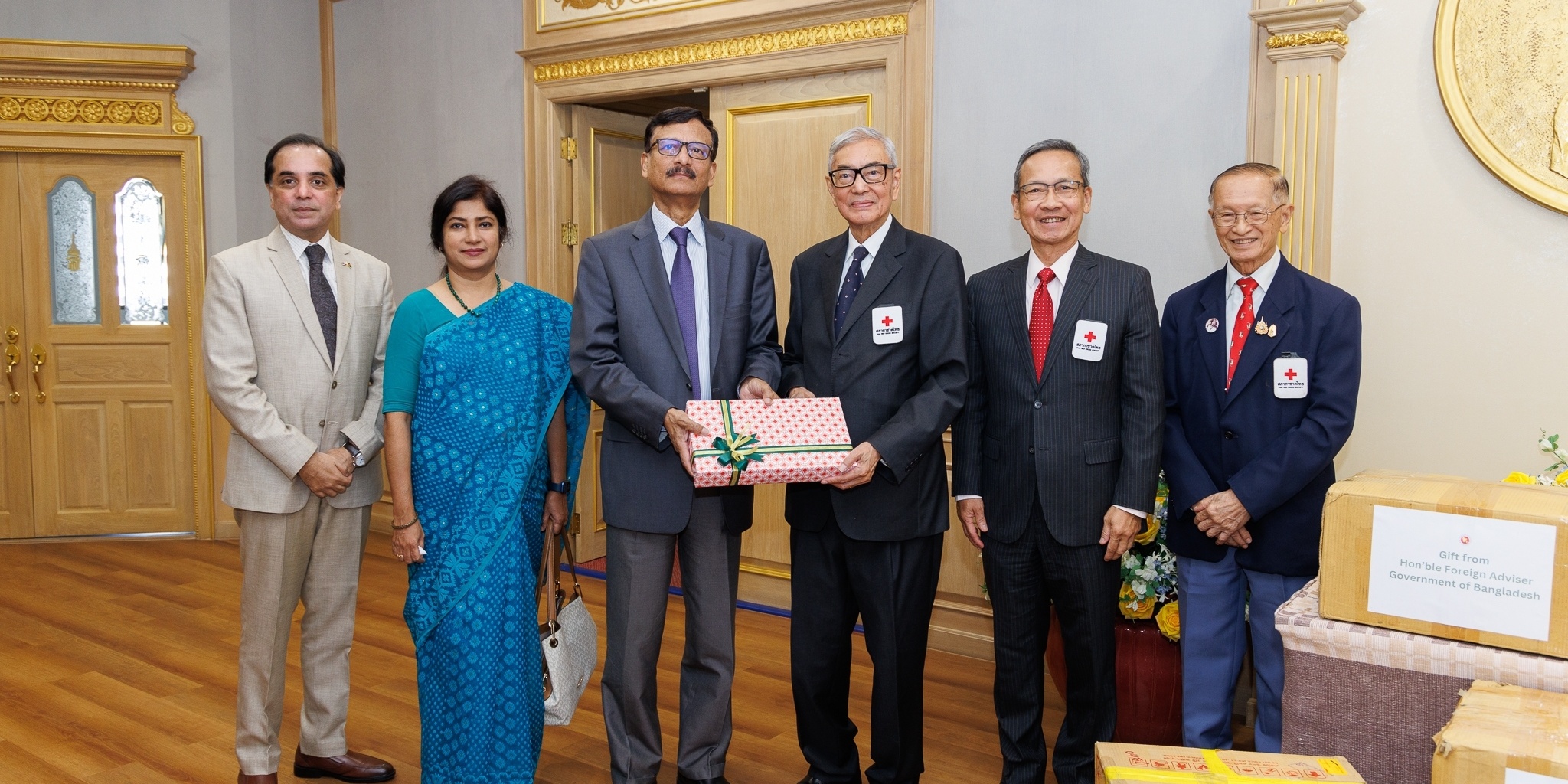 ที่ปรึกษาด้านการต่างประเทศของสาธารณรัฐประชาชนบังกลาเทศบริจาคเครื่องกันหนาว